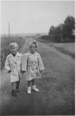 Tvillingar? Nej, kusiner på besök hos mormor och morfar i Sävne - Gunilla till vänster, Christina till höger